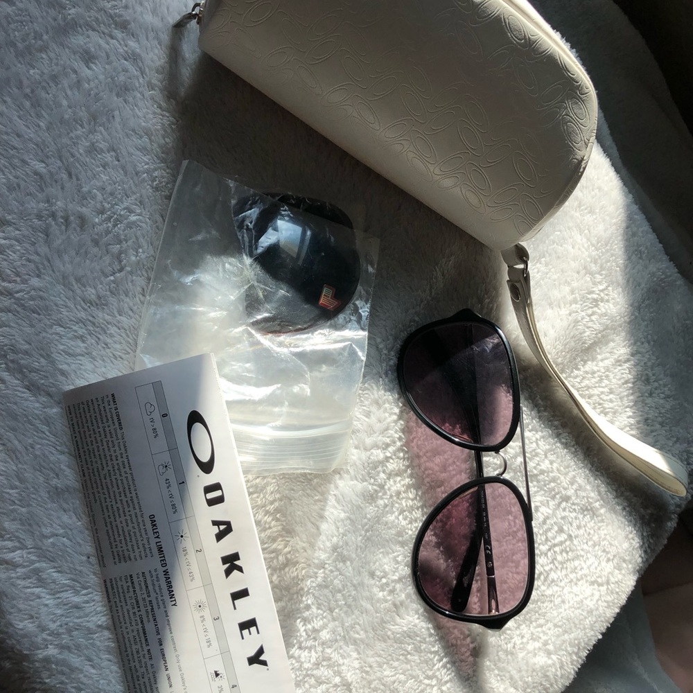 Oakley Kickback Polarized Ladies Sunglasses w/case